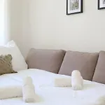 Bloom - Cozy Apartment, 5 Stops To City Center