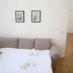 Bloom - Cozy Apartment, 5 Stops To City Center